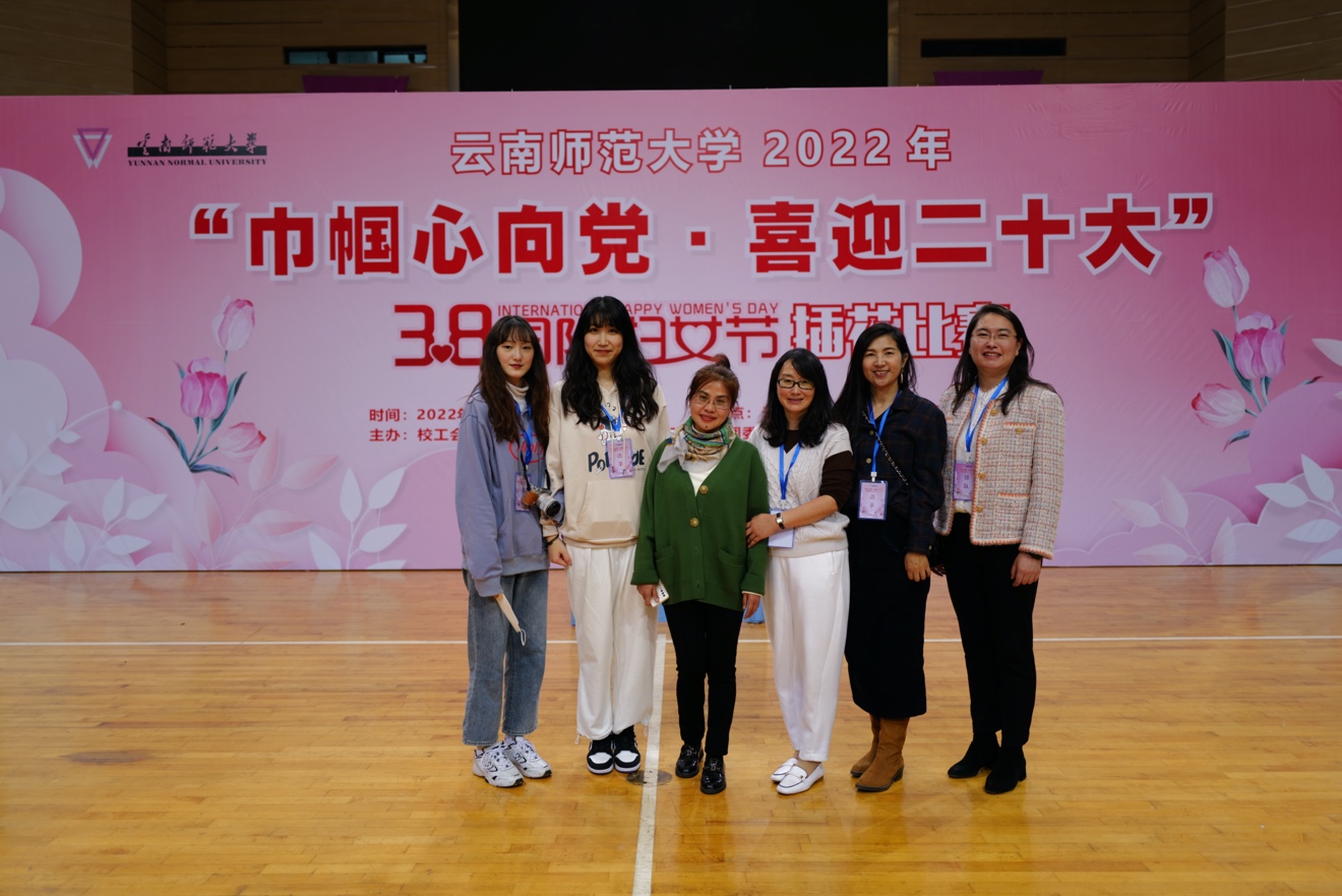 说明: 一群人站在台上描述已自动生成