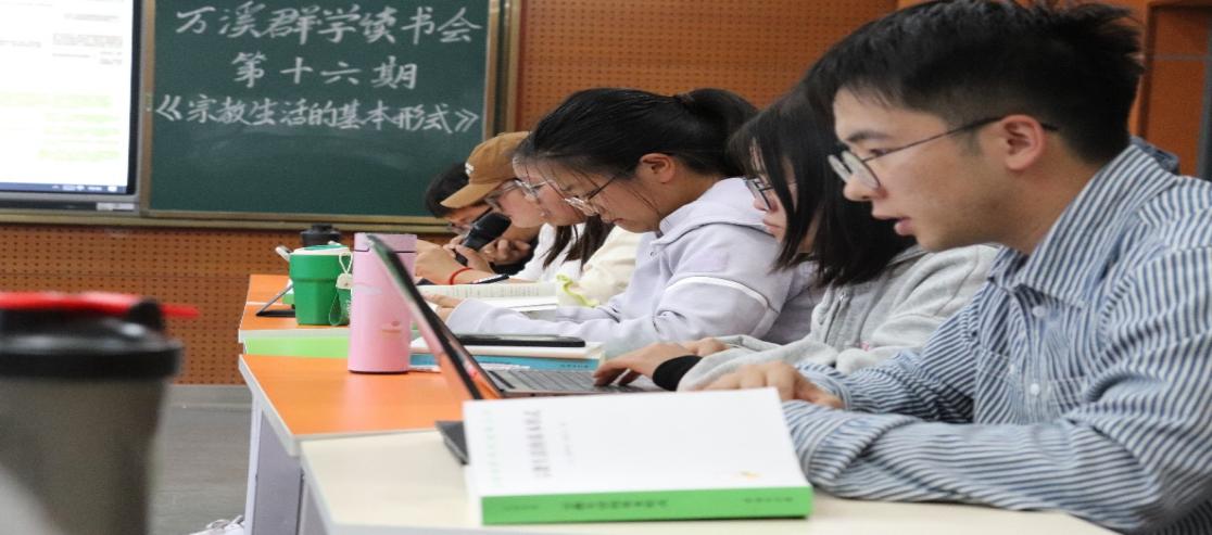 一群人坐在桌子前描述已自动生成